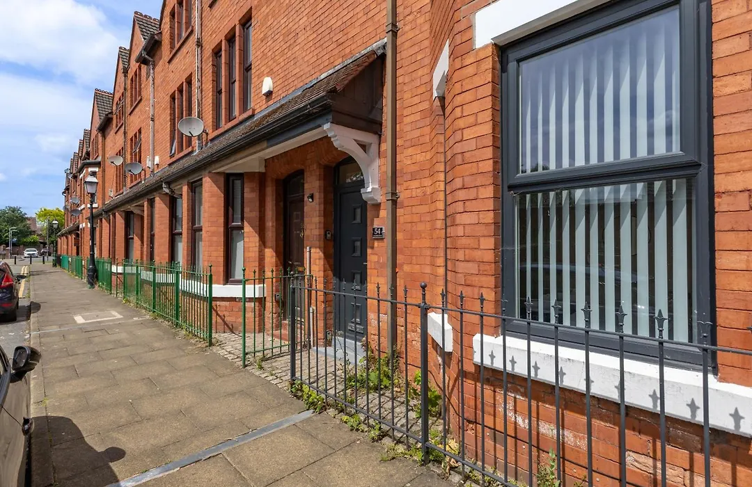 Modern City Centre Townhouse Sleeps 10 & Parking-1