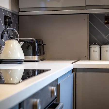 Modern City Centre Townhouse Sleeps 10 & Parking-3